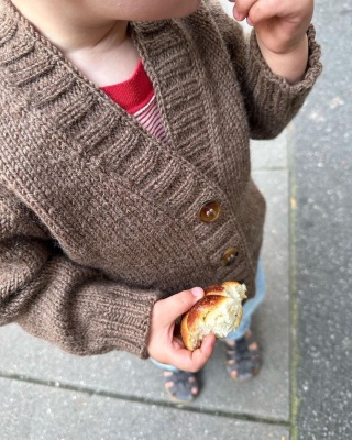 PetiteKnit Einzelanleitung, „Eva Cardigan Junior“, Deutsch